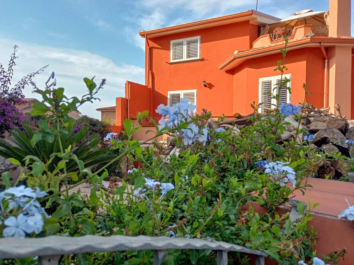 Casa Vacanza Le 2 Isole Suni Exterior photo